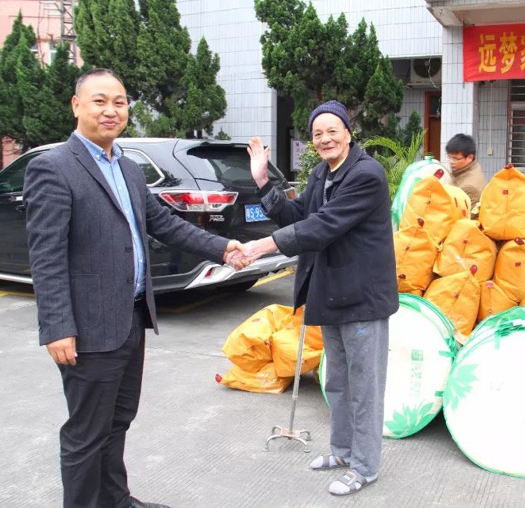关爱长者送温暖——龙八long8人生就是博爱心公益行动