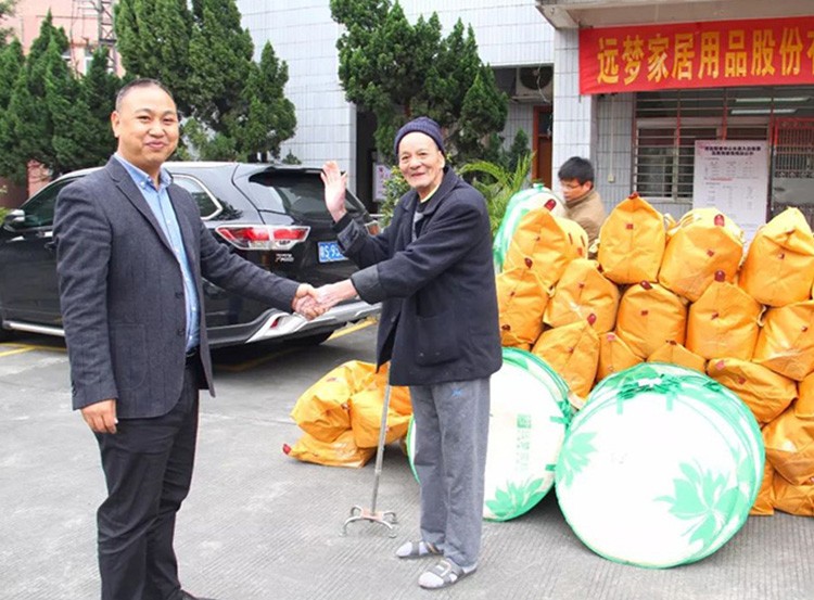 关爱长者送温暖——龙八long8人生就是博爱心公益行动